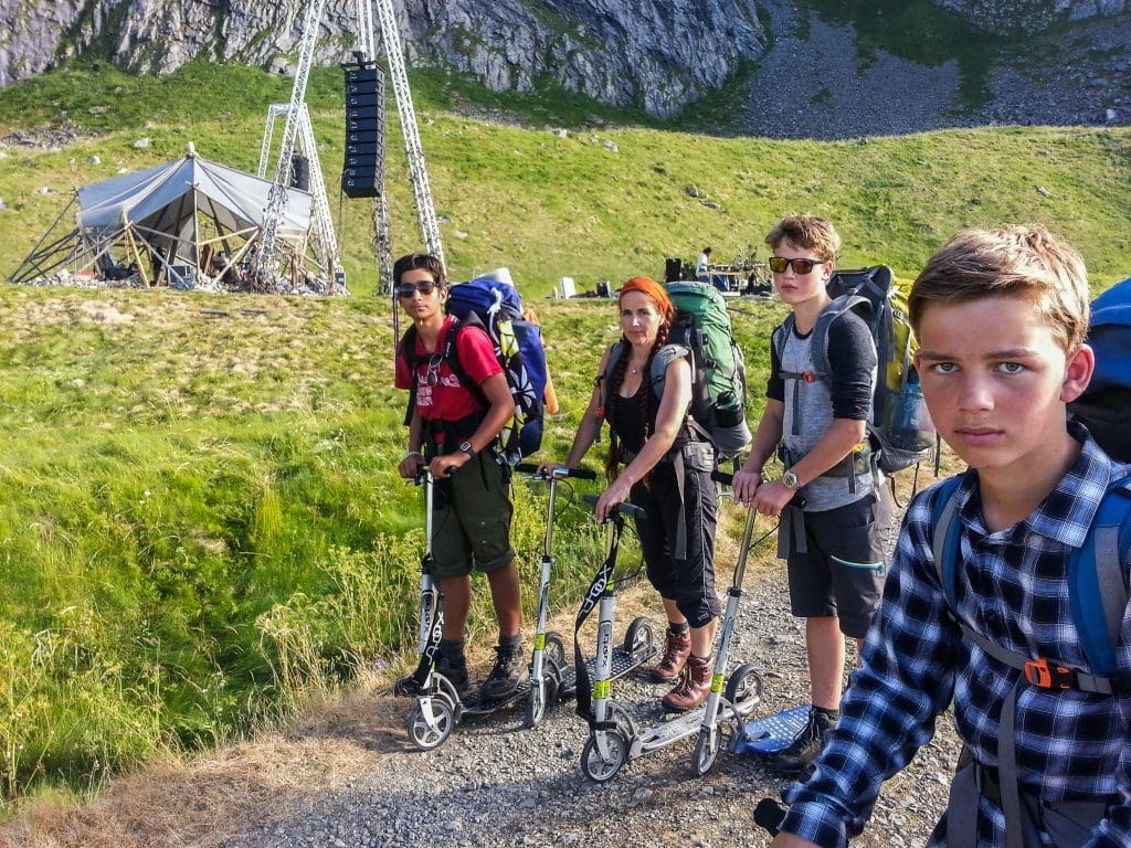 Midnattsolfestivalen! Verden aller siste rave-party ble arrangert på stranda nedenfor flyplassen på Verøy. Vi var ikke lenger de rareste på øya!